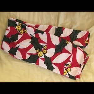 LuLaRoe OS Holly Leaves Christmas Legging